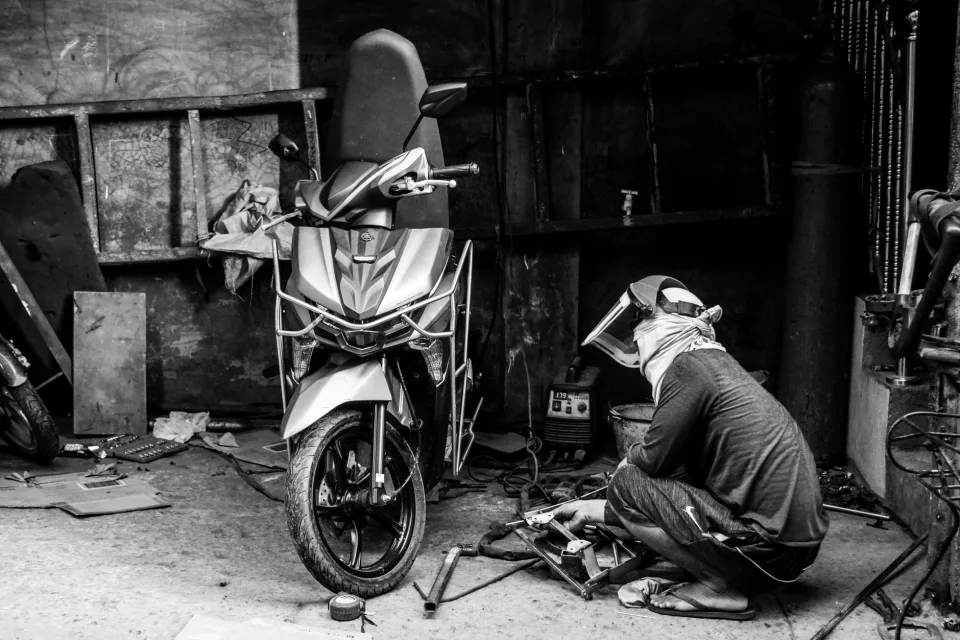 Thợ đang đánh bóng thân xe